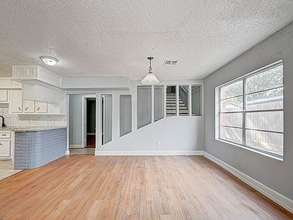 3rd image of 2823 Trail Lake Dr