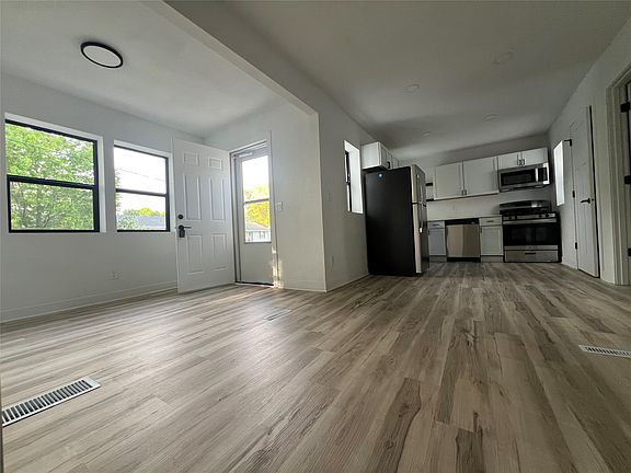 3rd image of 30 Pennsylvania St