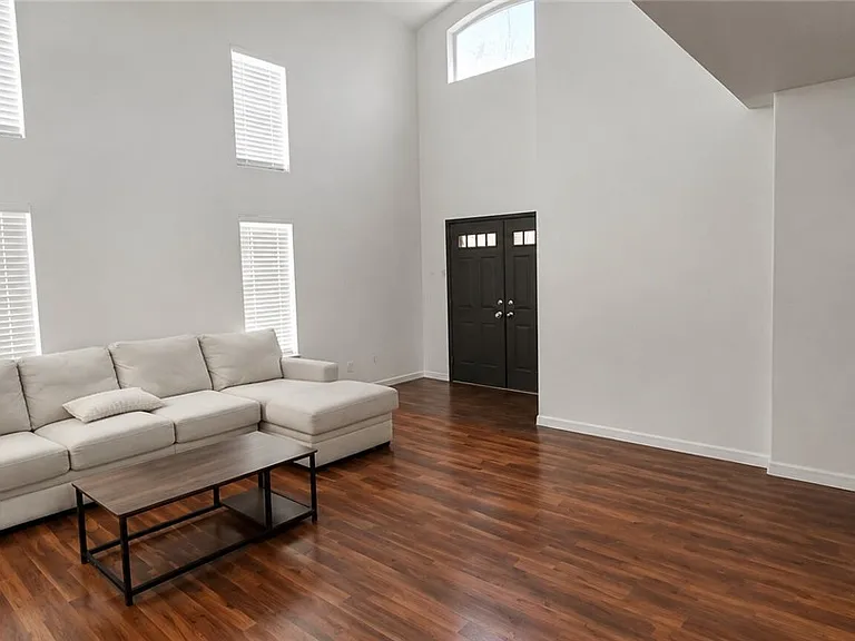 1830 Box Springs Ave — Photo 2