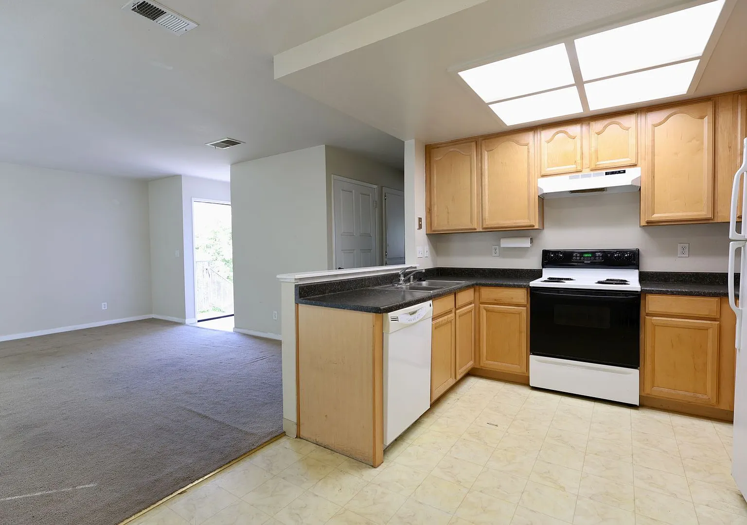 208 Grant-TVS — Photo 2