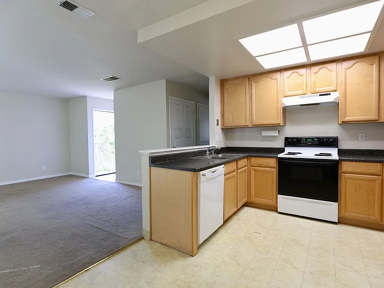 208 Grant Ave — Photo 2