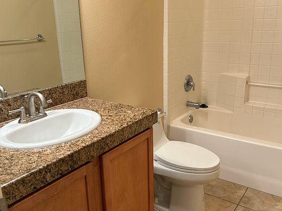 Guest Bath tub/shower