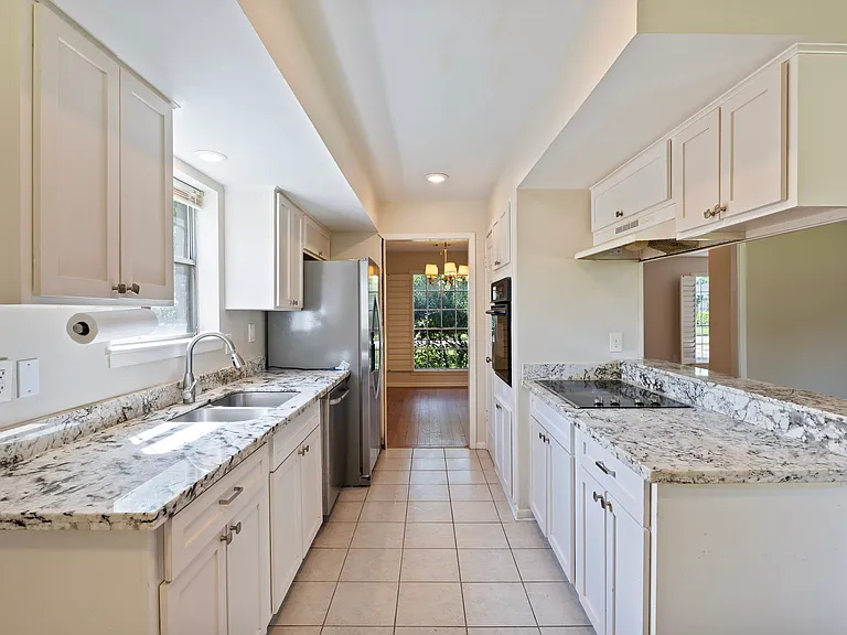 719 Reseda Dr — Photo 9