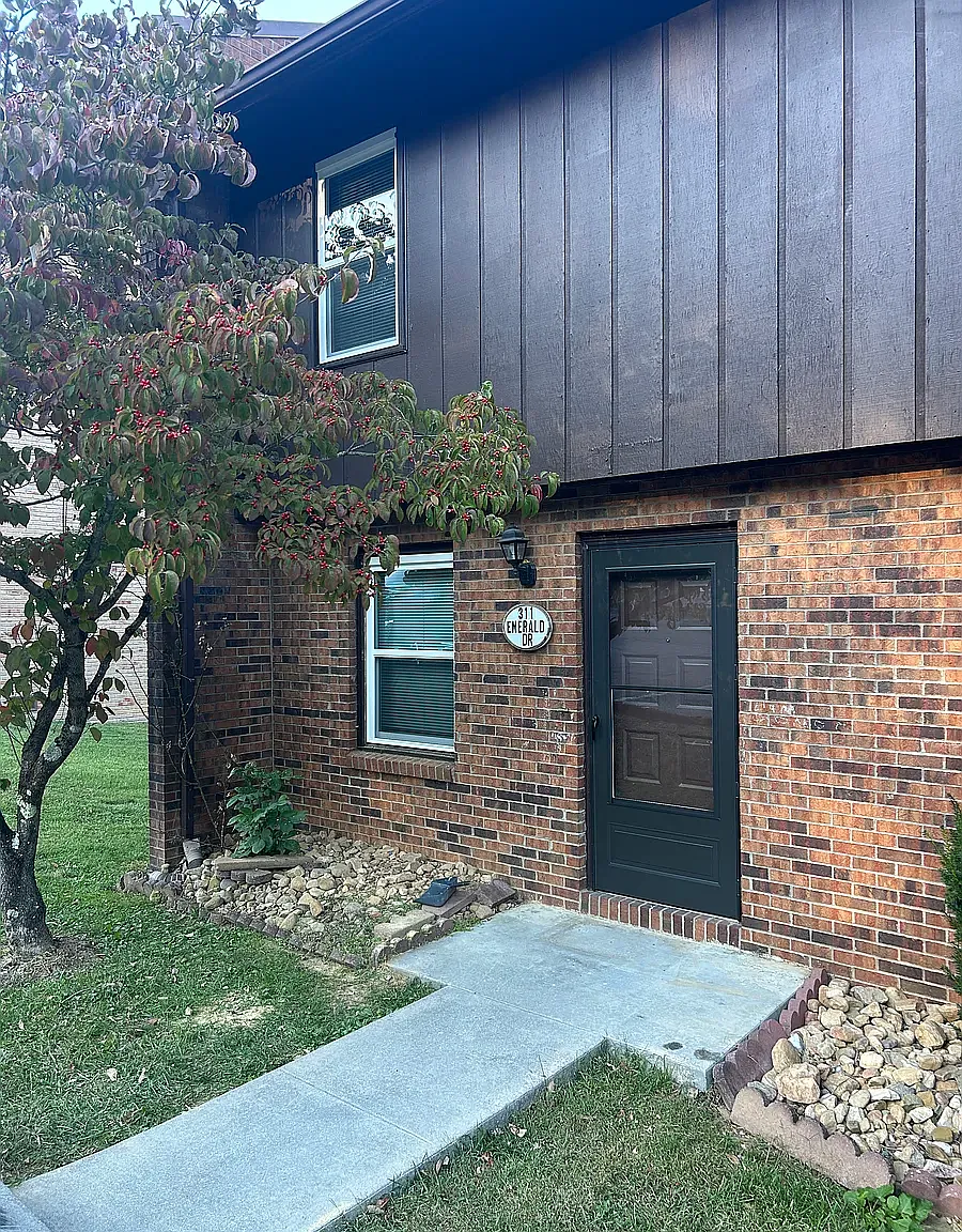 2 bed, 1.5 bath, 1100 sqft, $1,300 — Photo 2