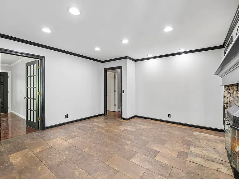 326 Draper Cir — Photo 19