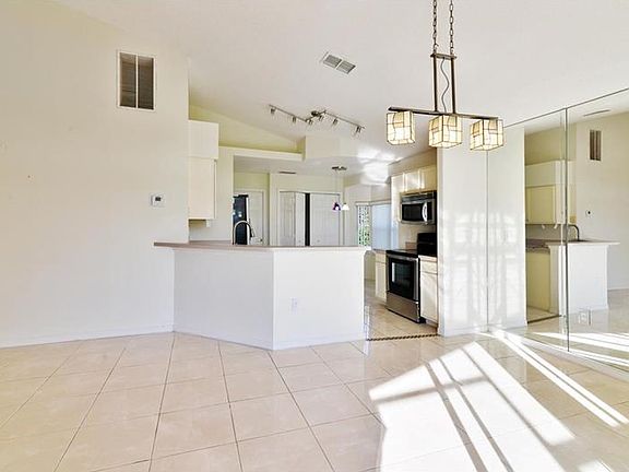 4th image of 824 Grovepark Dr