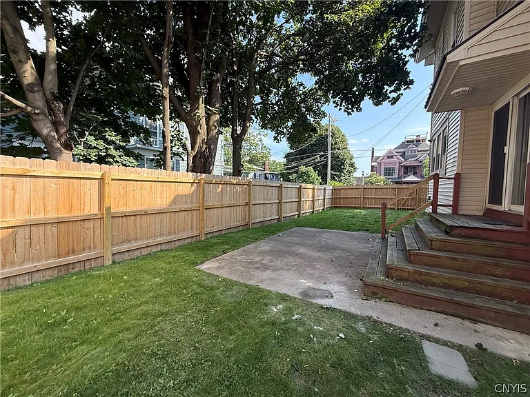 203 Keyes Ave — Photo 2