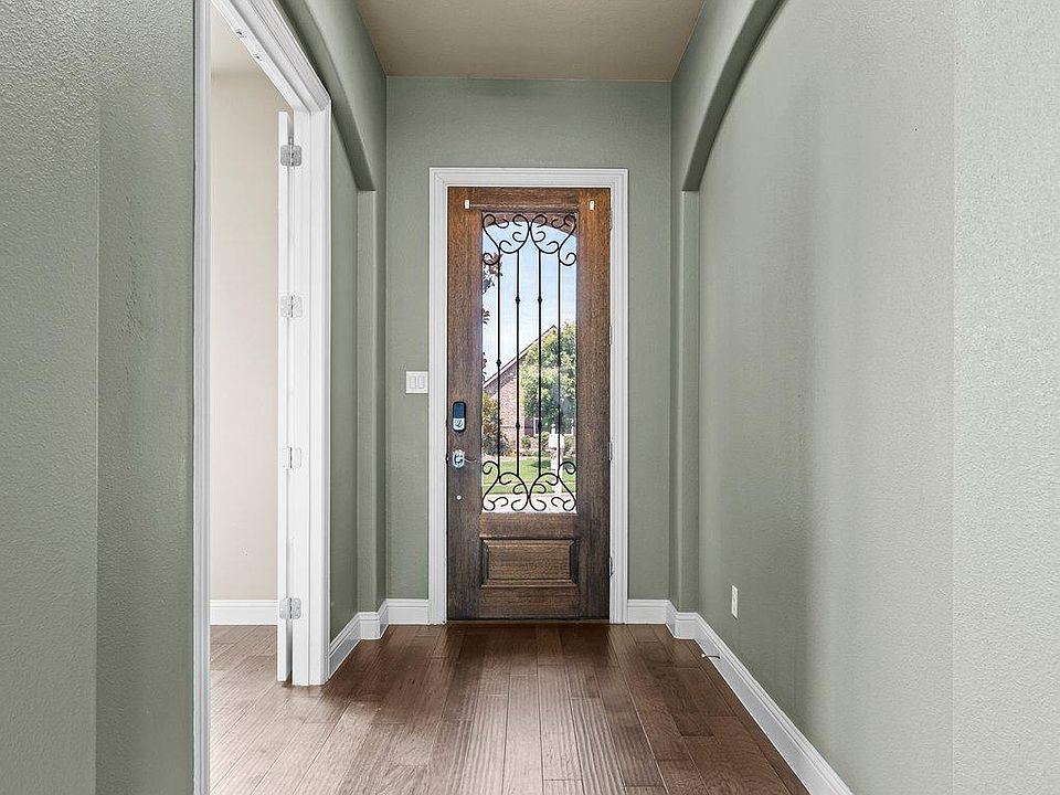 1st image of 108 Oakwood Ln
