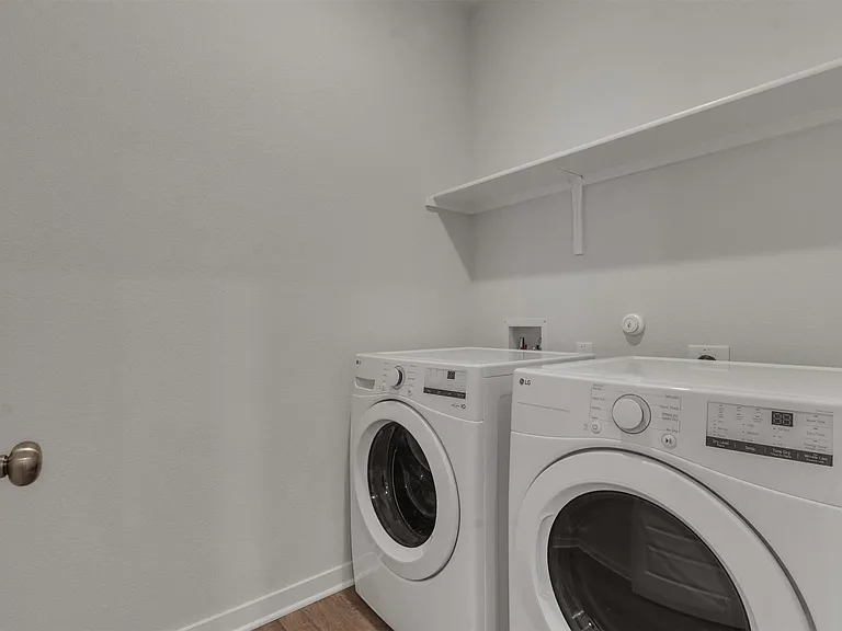 130 Hornet St — Photo 6