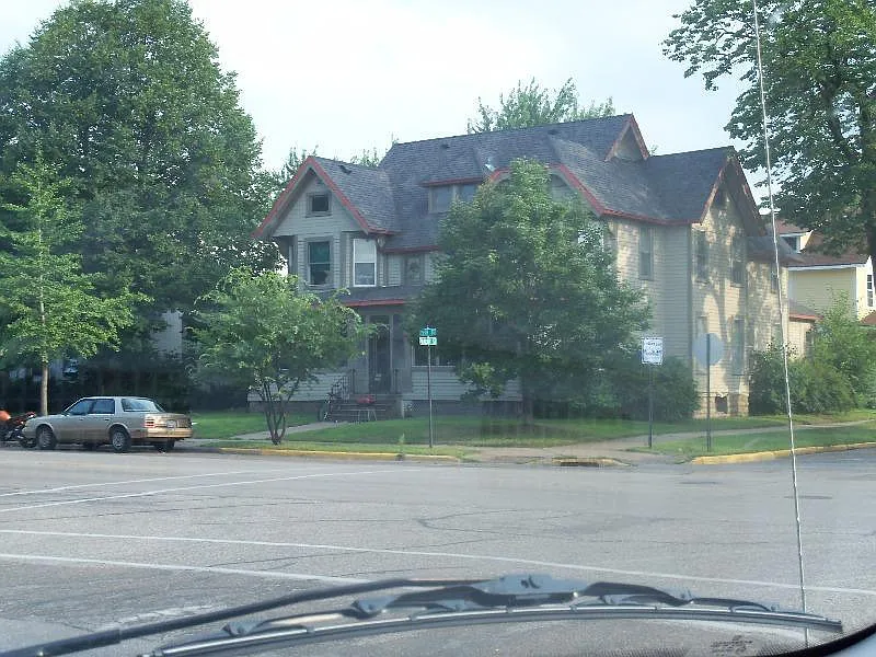 5 bed, $2,000 — Photo 2