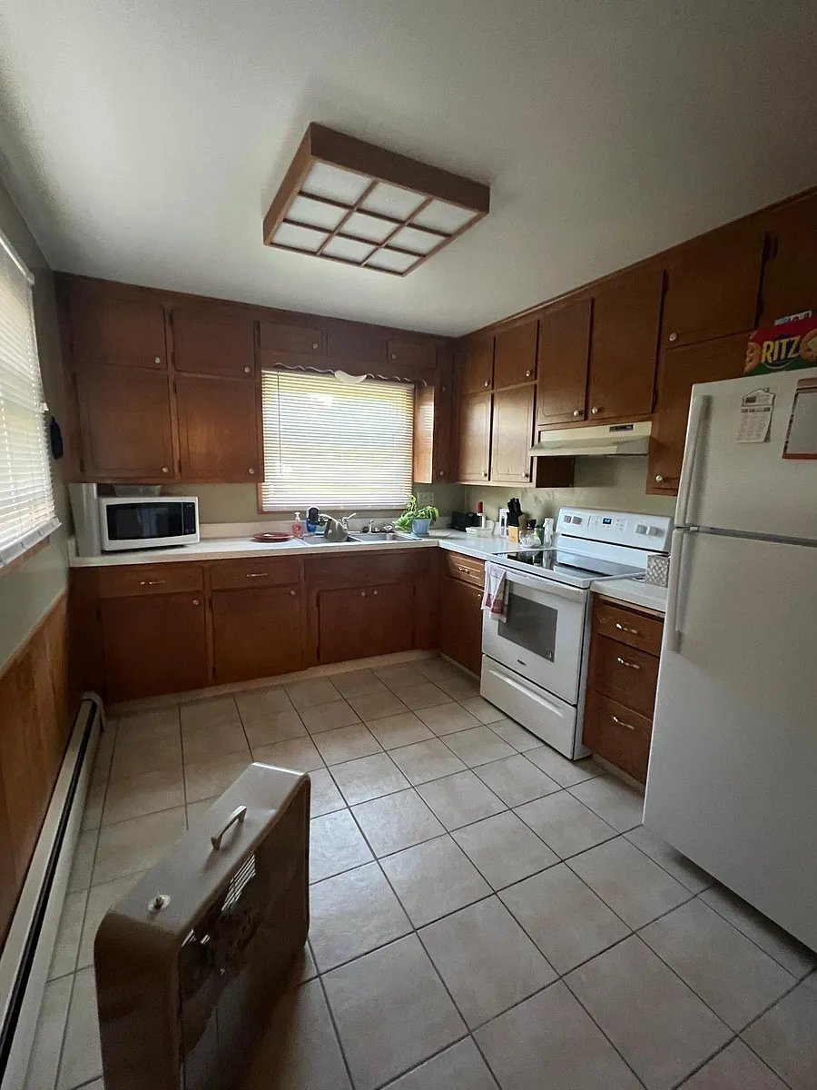 Building Photo - 405 27th St NE #2