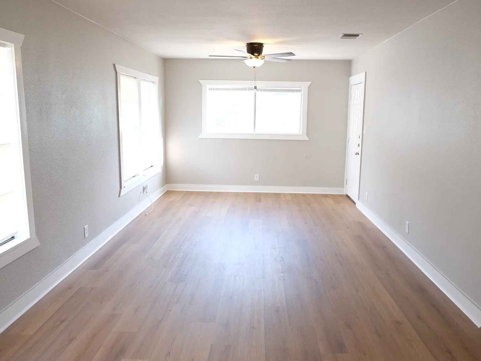 3 bed, 965 sqft, $1,650 — Photo 2