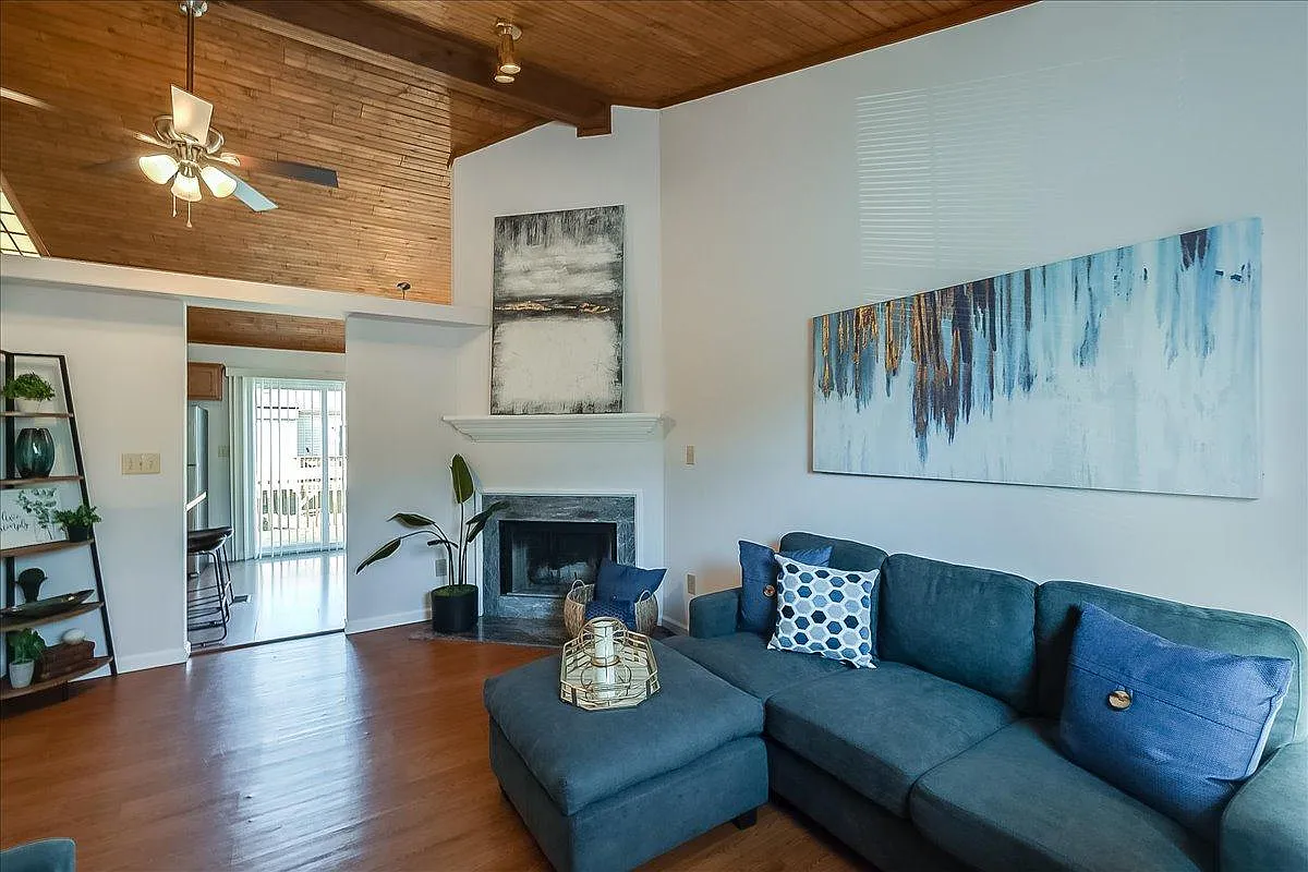 2 bed, 1008 sqft, $1,650 — Photo 3