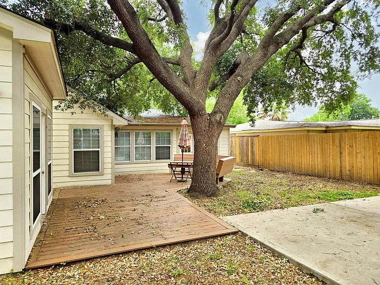 1446 Curtin St — Photo 24