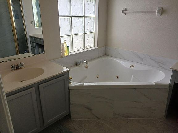 3rd image of 4922 Gateway Gardens Dr