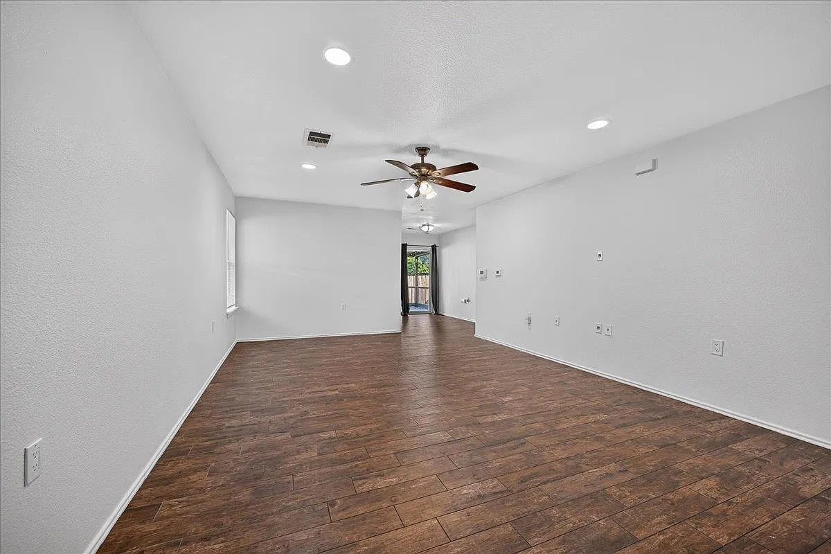 4 bed, 2.0 bath, 1183 sqft, $2,300 — Photo 3