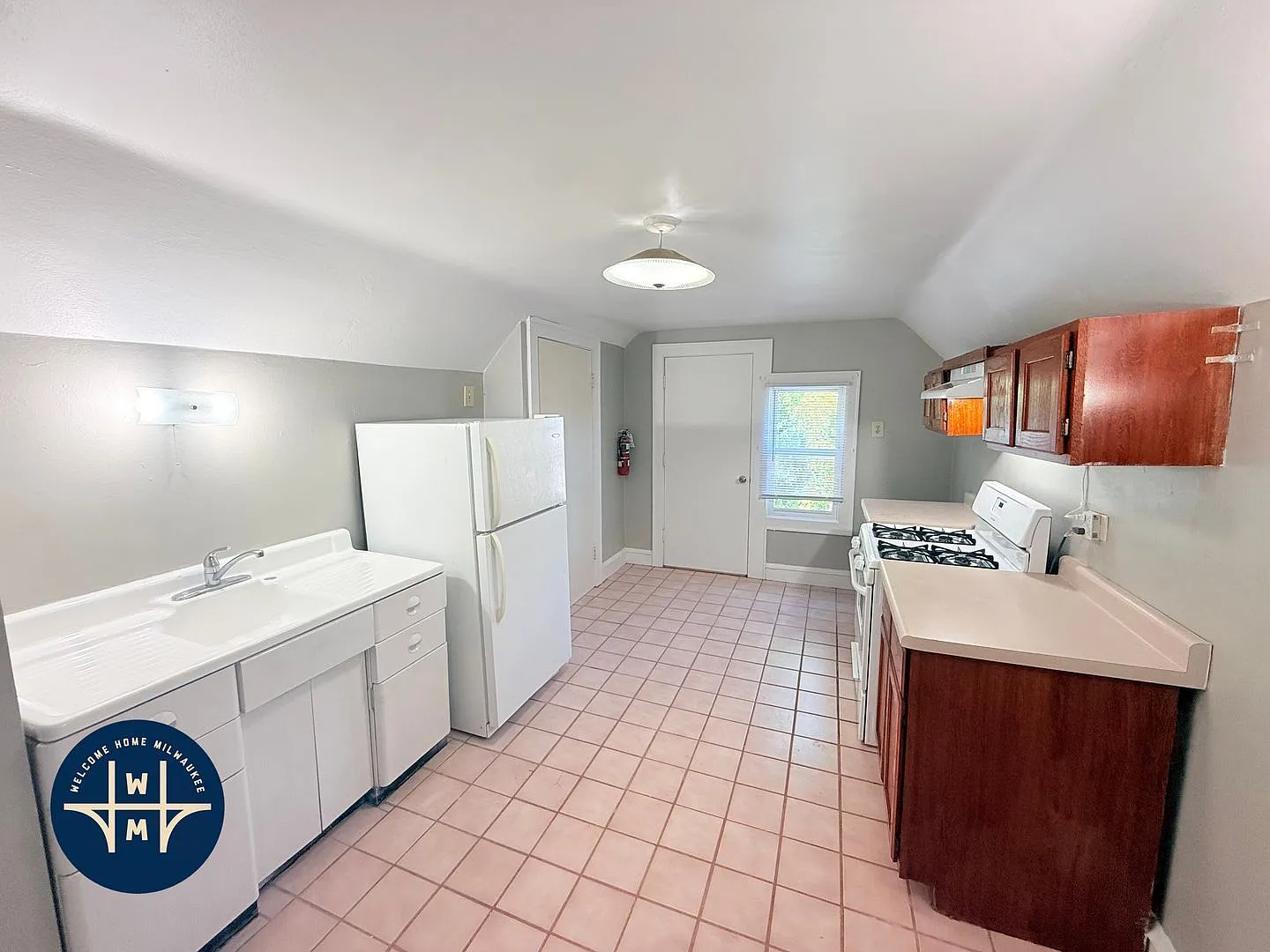 1 bed, 1.0 bath, 800 sqft, $898 — Photo 2