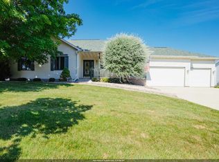 8 Hampton Ct, Fond Du Lac, WI 54935