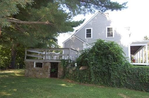 3rd image of 526 Essex St