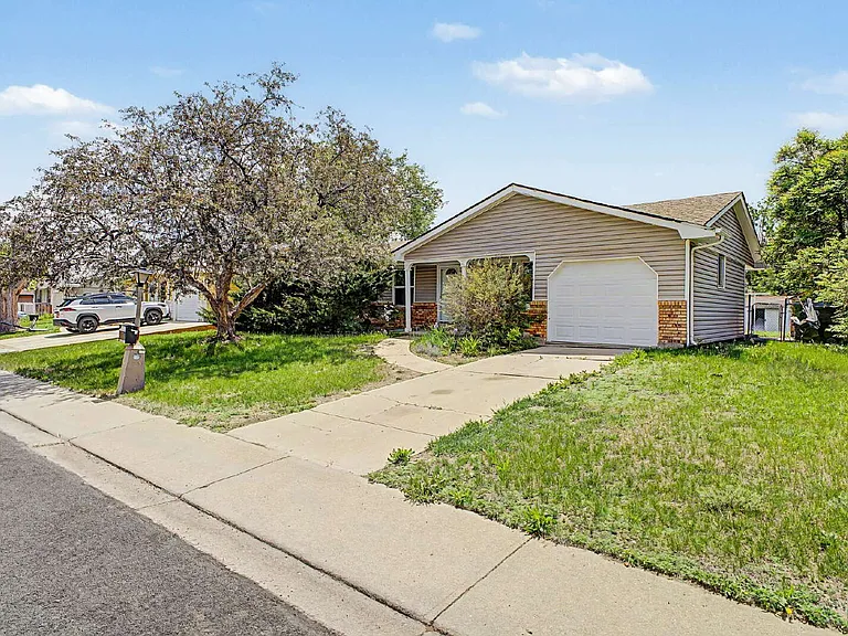 2519 Danbury Dr — Photo 3