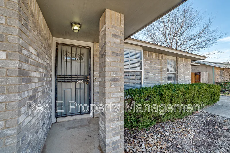 Building Photo - 5602 Ivanhoe St