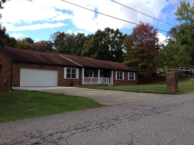 1st image of 3207 Camelot Dr