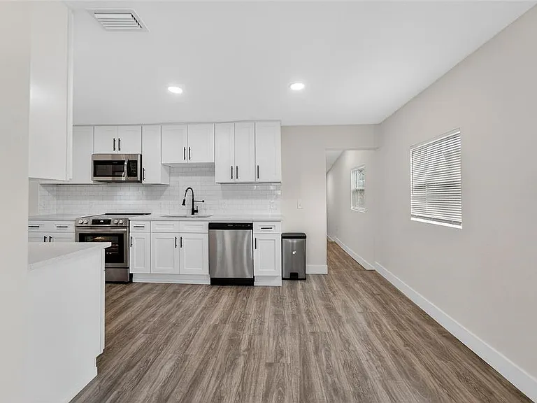 2525 W Beach St — Photo 10