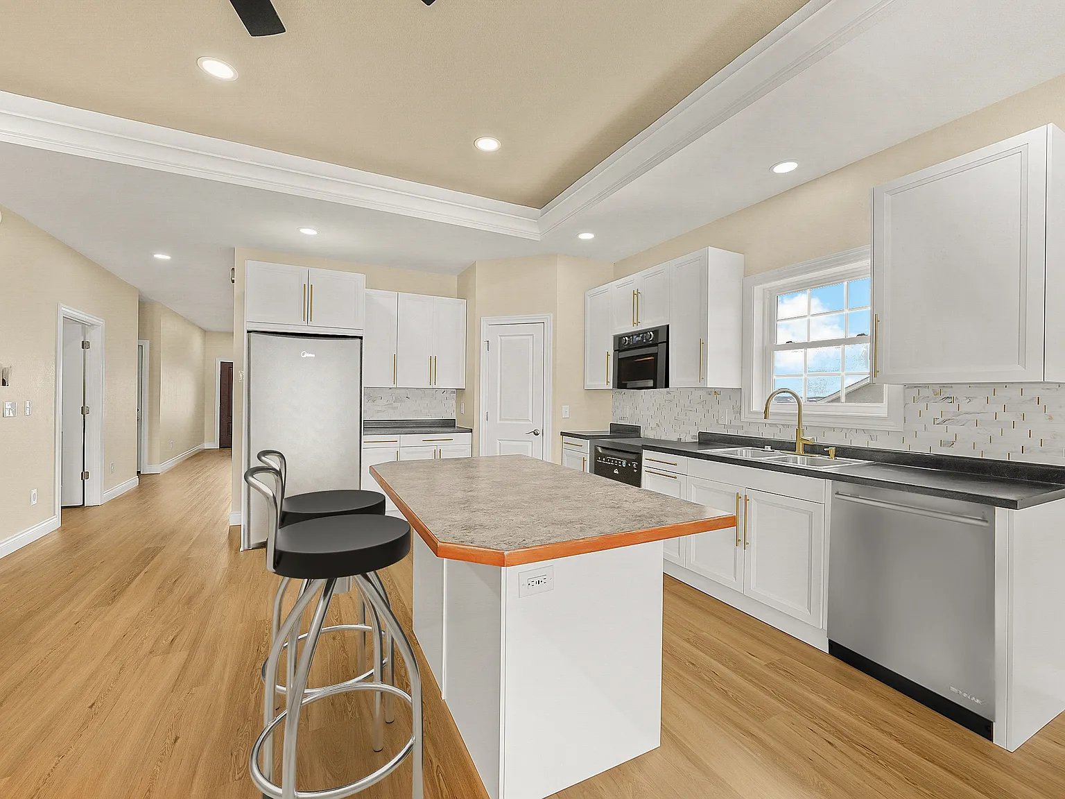 3 bed, 2027 sqft, $2,200 — Photo 3