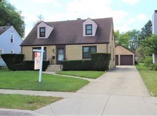 458 S Commonwealth Ave, Elgin, IL 60123