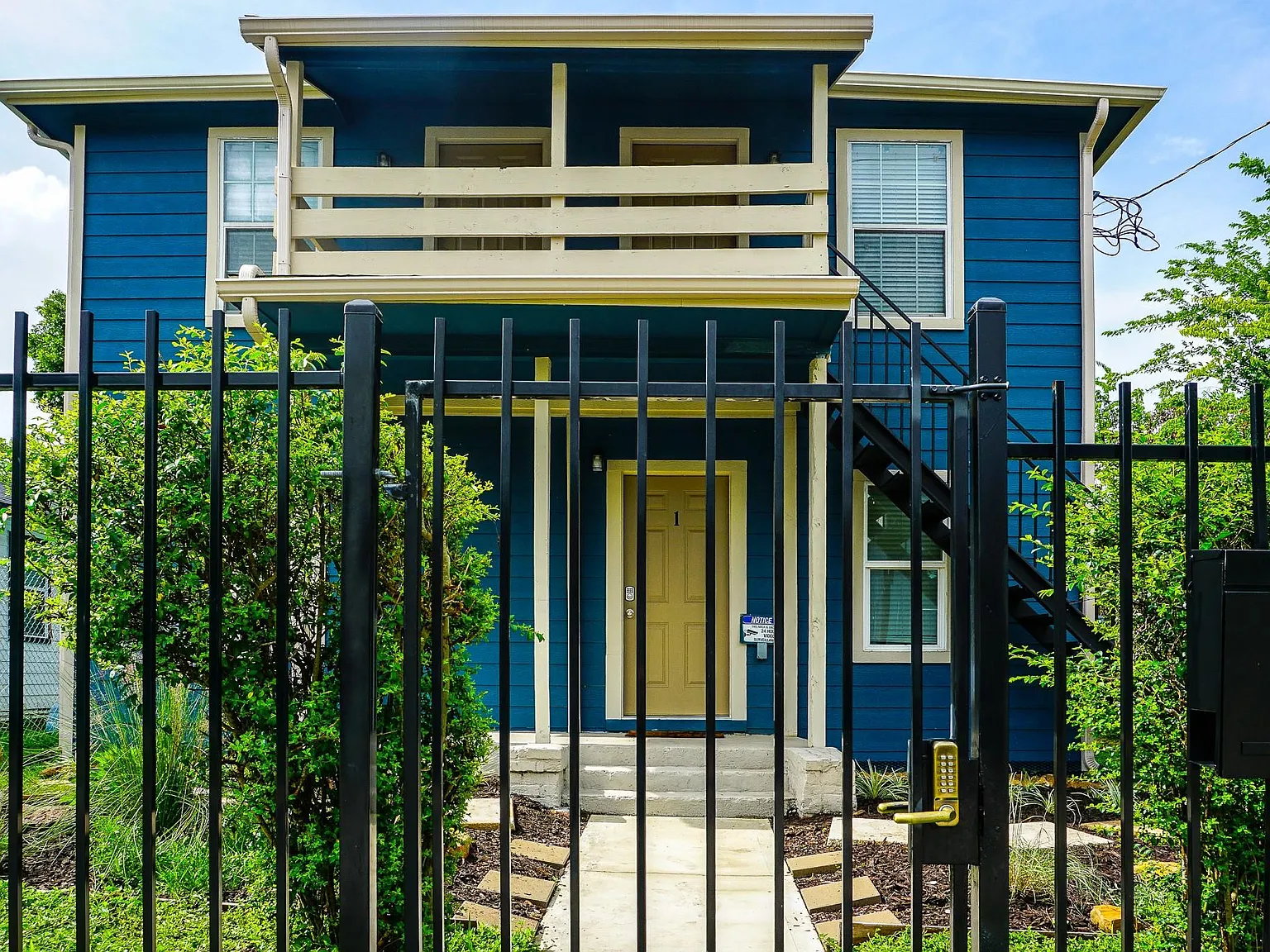 3 bed, 2.0 bath, 1218 sqft, $1,700 — Photo 3