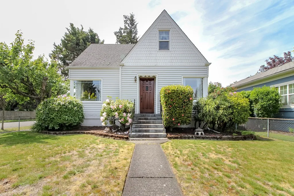 129 K St SE photo 1