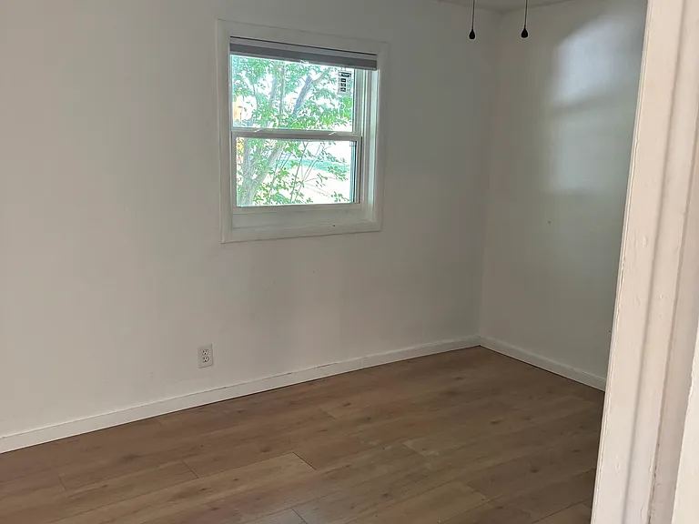 1055 S Park St — Photo 8