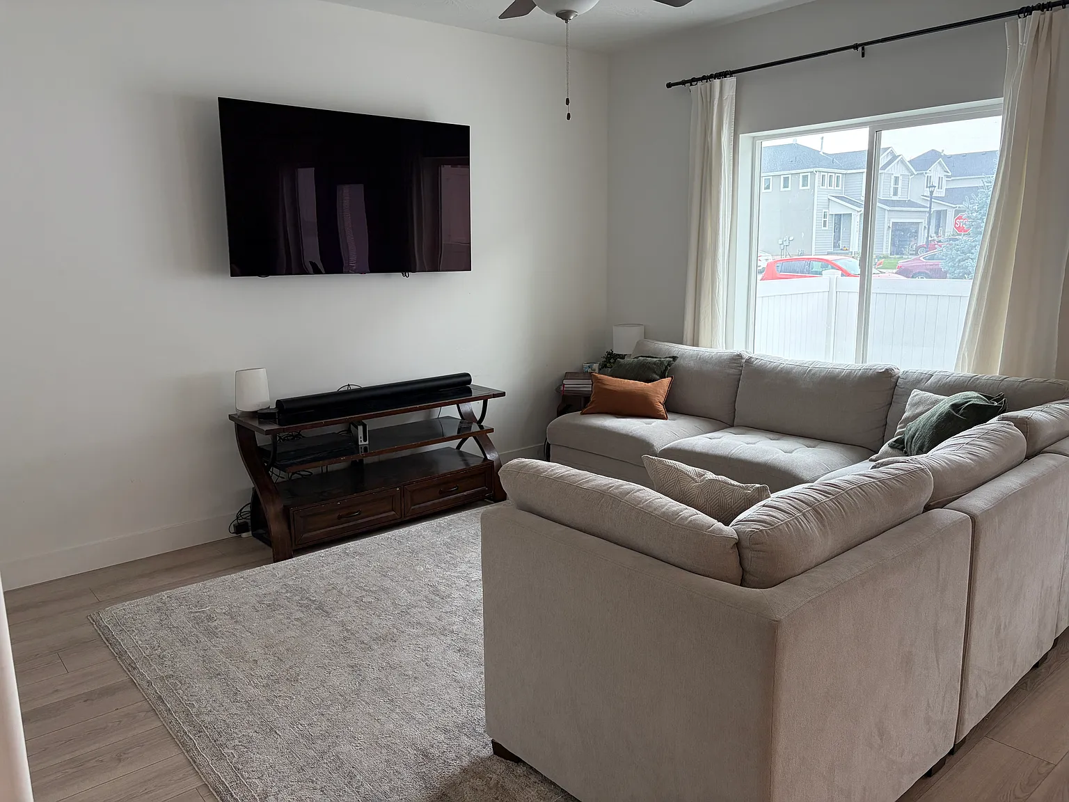 4 bed, 2.5 bath, 2327 sqft, $2,100 — Photo 3