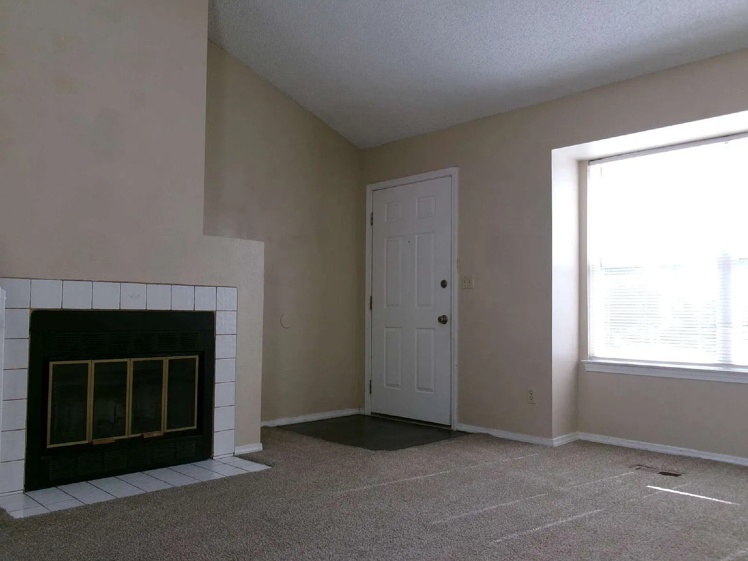 3 bed, 1.0 bath, 960 sqft, $1,895 — Photo 4