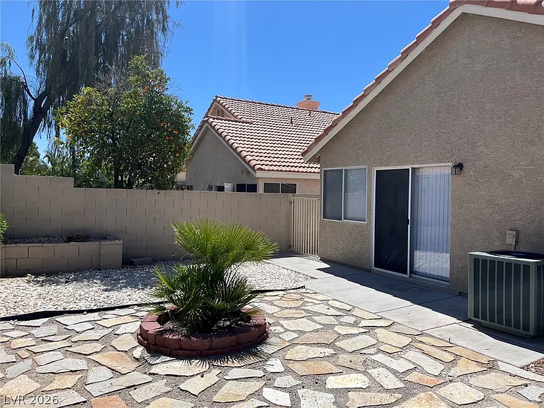 1316 Royal Creek Ct — Photo 24