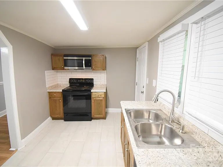 1077 Henderson St — Photo 21