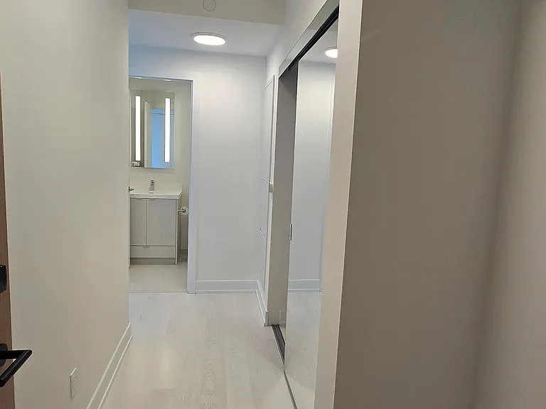 60 Central Park Dr #1007 — Photo 19