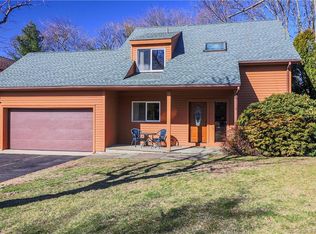 32 Strawberry Patch Ln, Stamford, CT 06902