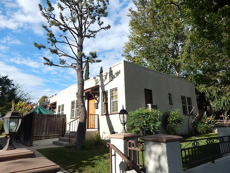 809 E Tujunga Ave — Photo 3