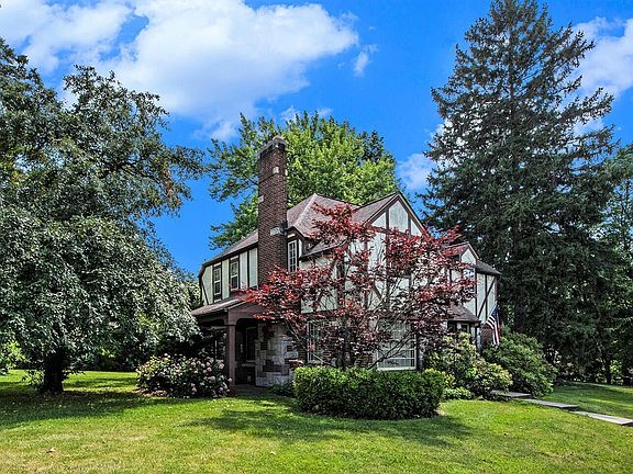 2nd image of 320 Boltwood Dr NE
