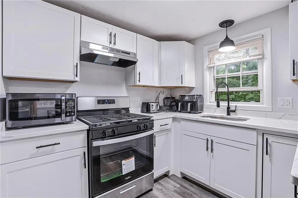 3 bed, 1.0 bath, 1800 sqft, $3,000 — Photo 3