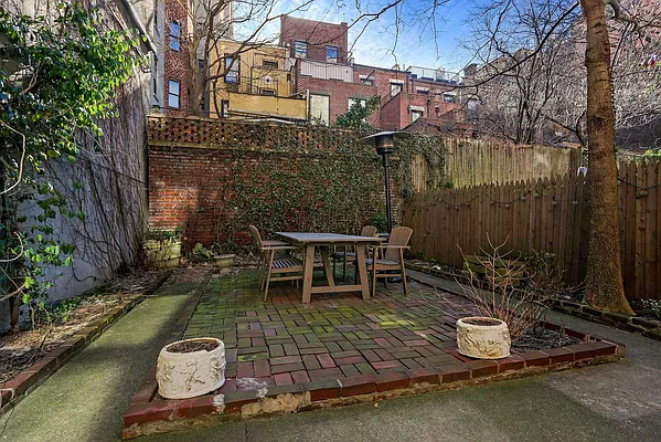 Rented by AAU Real Estate Advisors | media 31