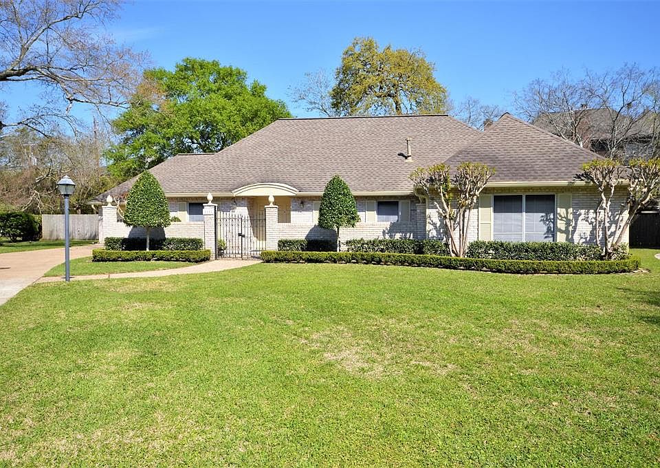 1st image of 1115 Oak Cir