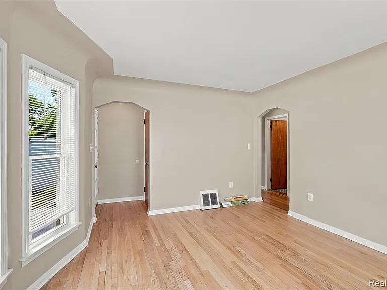 100 S Custer Ave — Photo 5
