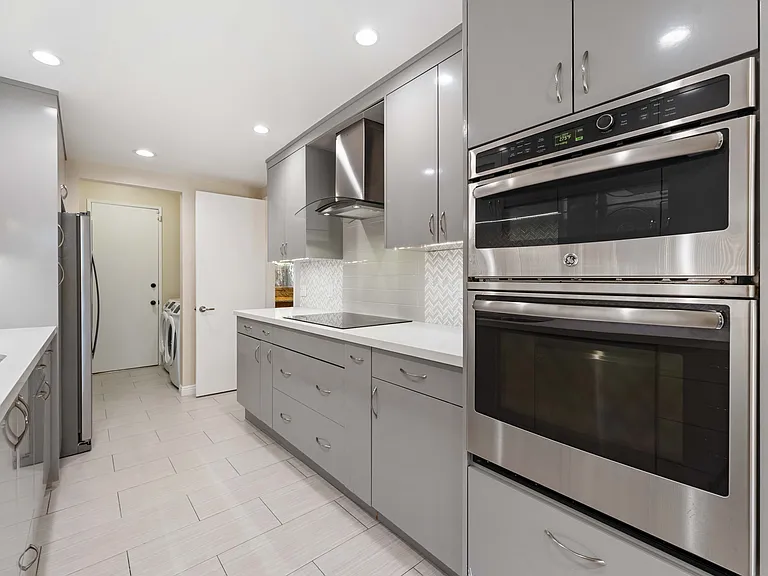 5340 Yarmouth Ave #108 — Photo 11