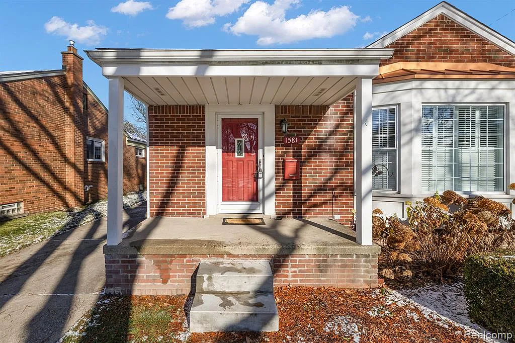 4 bed, 2.0 bath, 2242 sqft, $3,000 — Photo 2