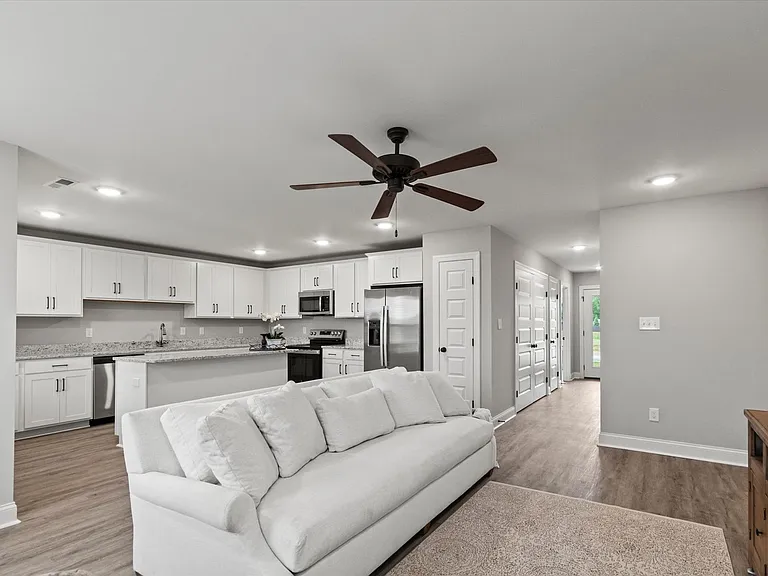 16097 Cohen Dr — Photo 11