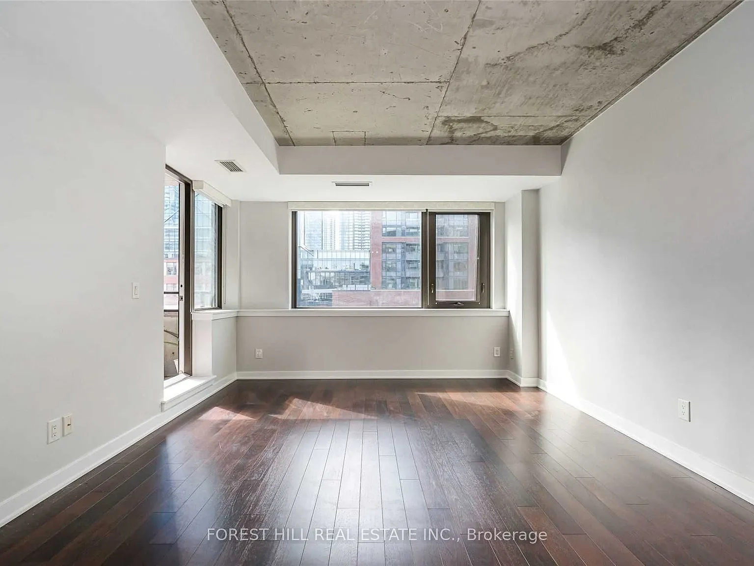 400 Wellington St W — Photo 4