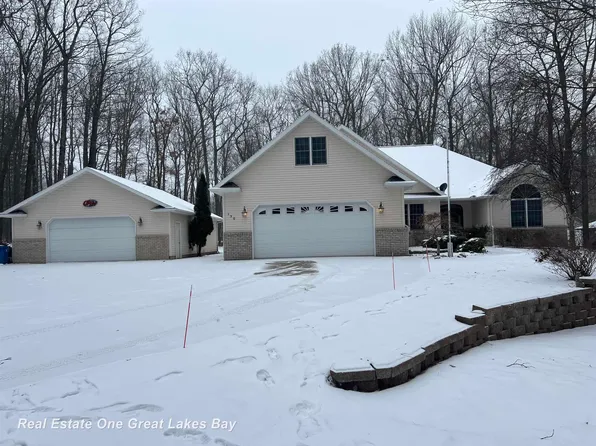 130 Oak Marr Dr, Houghton Lake, MI 48629