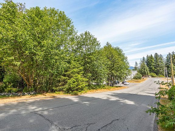 3rd image of 581 Macmillan Dr
